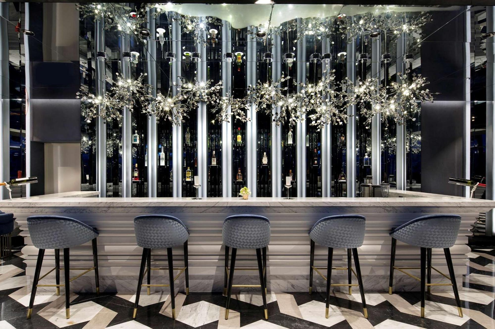 Doubletree By Hilton Istanbul - Piyalepasa Hotel Exterior photo The bar at the hotel