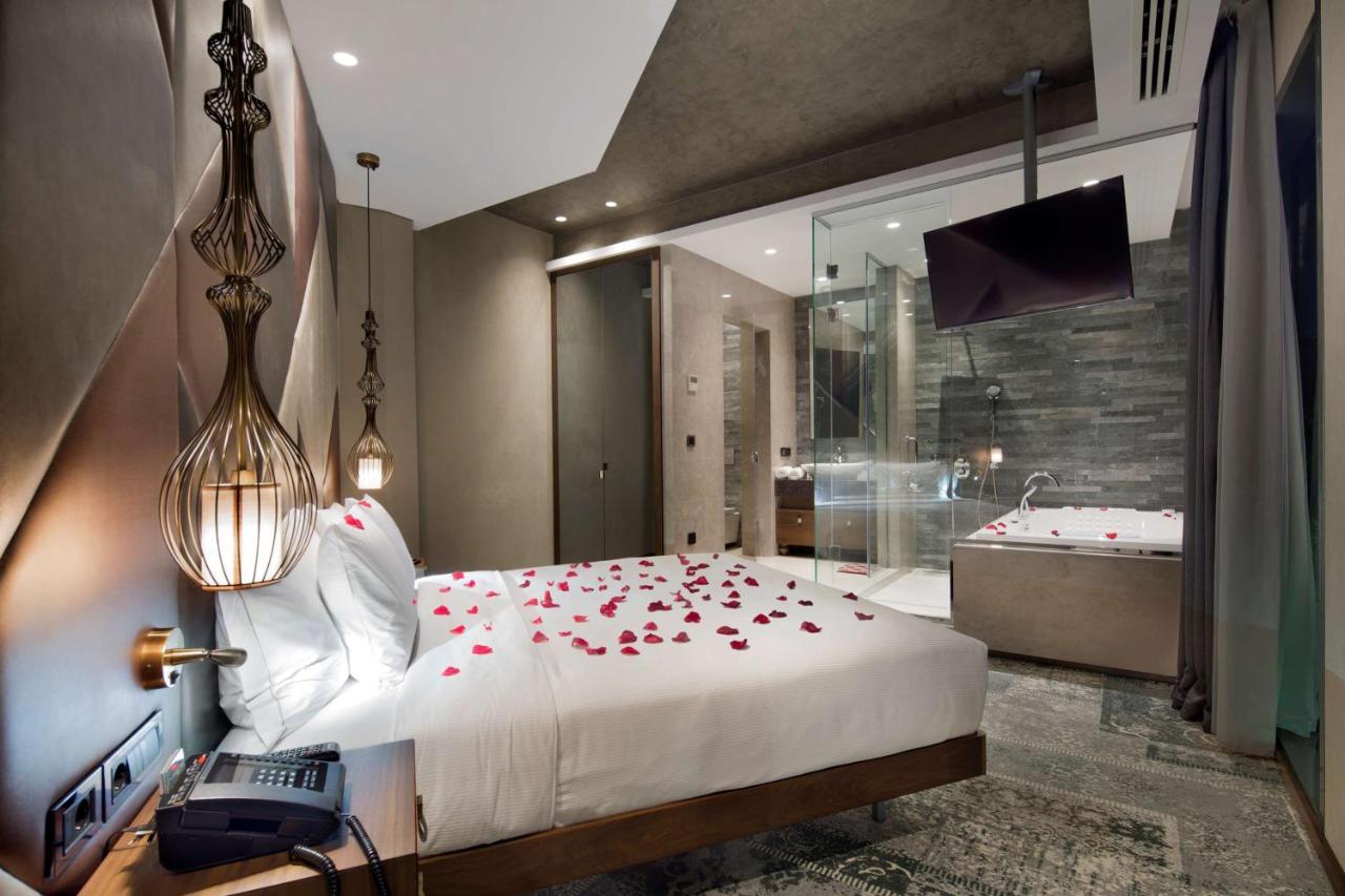 Doubletree By Hilton Istanbul - Piyalepasa Hotel Exterior photo A room at the hotel